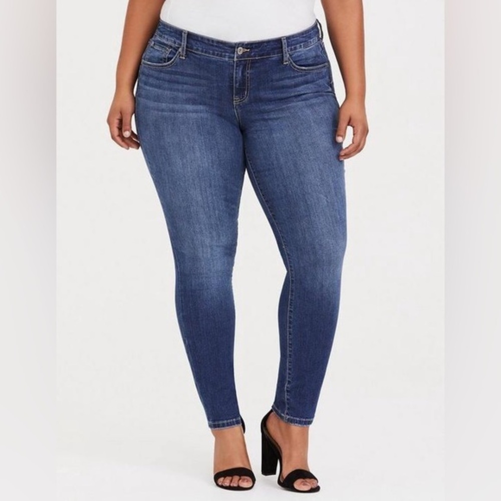 Women’s Torrid 22 R Classic Skinny Jean - Vintage Stretch Medium Wash High Waist